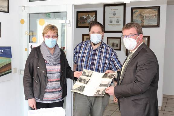 Oberbürgermeister Bert Knoblauch (r.) gratuliert Britta Meldau und Matthias Hille zu 25 Jahren Stadtarchiv am Standort Prager Straße. © Stadt Schönebeck IMG 1763 ©Stadt Schönebeck