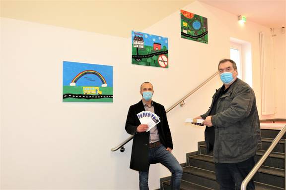 Stefan Groth (l.) von der Wirtschaftsförderung der Stadt Schönebeck (Elbe) übergibt Harald Weiner, Leiter der Sekundarschule „Am Lerchenfeld“, Flyer mit einer Übersicht von Ausbildungs- und Praktikumsplätzen. © Stadt Schönebeck ÜbergabeFlyerWiföLerchenfeldschule ©Stadt Schönebeck
