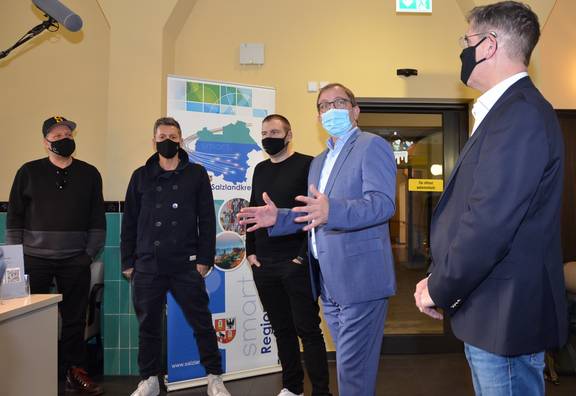 „Michi“ Beck und Smudo von den „Fantastischen Vier“, neXenio-Geschäftsführer Patrick Hennig, Salzlandkreis-Landrat Markus Bauer und ASB-Pflegeheimleiter Michael Fritzsching (vl.) stellten bereits im November vergangenen Jahres die Einsatzmöglichkeiten von „luca“ vor. © luca / Rüdiger Behrendt lucaApp1123 ©luca / Rüdiger Behrendt