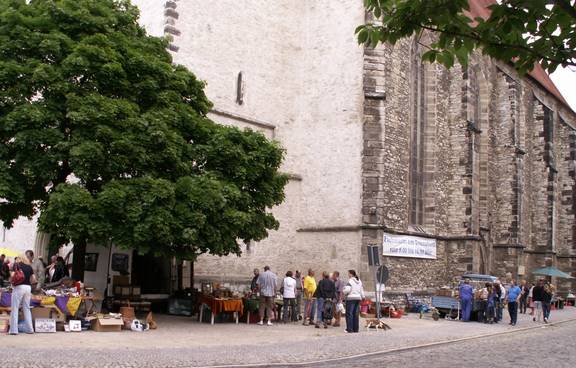Impression vom Flohmarkt an der Kirche