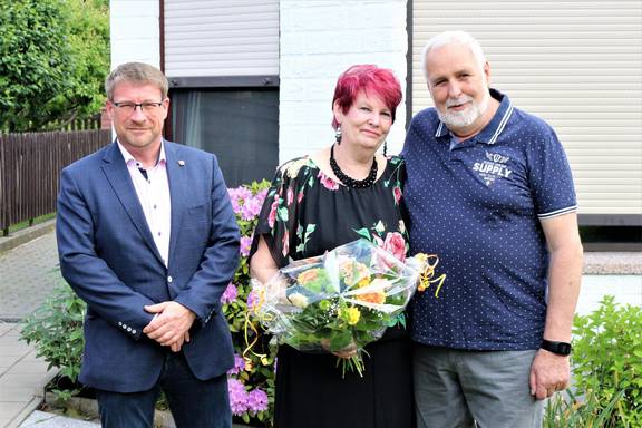 Schönebecks Oberbürgermeister Bert Knoblauch gratulierte Marlis und Wilfried Ekrutt zur Goldenen Hochzeit. © Stadt Schönebeck MarlisWilfriedEkrutt ©Stadt Schönebeck
