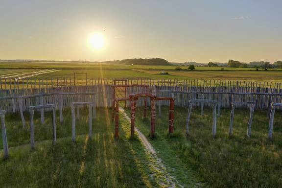 Sonnenuntergang am Ringheiligtum. © Salzlandkreis / Stephan Schulz Sonnenuntergang RHT kl Stephan Schulz ©Salzlandkreis / Stephan Schulz