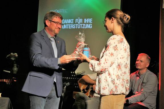 Oberbürgermeister Bert Knoblauch gratuliert Katja Michler. © Stadt Schönebeck TreffOBMichler ©Stadt Schönebeck