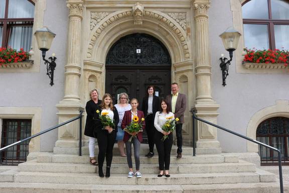 (Foto: v.l.n.r. : Yvonne Fleissner, Linda Pillat, Grit Bornemann, Marie Göhlich, Selina Thiele, Josephine Emde, Uwe Scholz) © Stadt Schönebeck (Elbe) Ausbildungsbeginn2021 ©Stadt Schönebeck (Elbe)
