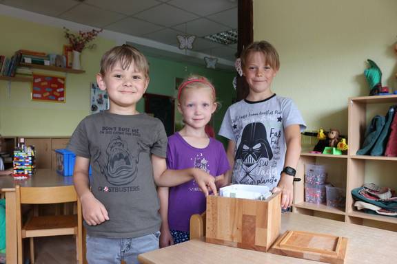 Ben, Klara und Bastian ziehen Gewinnerinnen der Preise für die Abstimmenden Ziehung Preise Stadt Logo