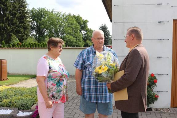Schönebecks stellvertretender Oberbürgermeister überbrachte persönlich die Glückwünsche im Namen der Stadt, © Stadt Schönebeck (Elbe) Dünow2021 ©Stadt Schönebeck (Elbe)