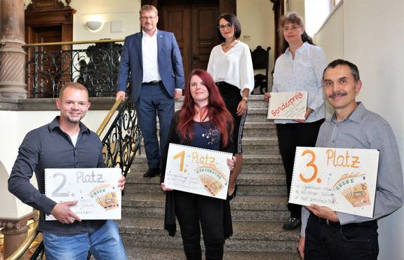 Oberbürgermeister Bert Knoblauch (h.v.l.) und Julia Teige von den Stadtwerken Schönebeck zeichneten die Logo-Preisträger aus: Yvetta Schöne mit dem Sonderpreis, (v.v.l.) Christian Jakobs, Anke Rieß und Andy Höfer. © Stadt Schönebeck PreisverleihungLogowettbewerb ©Stadt Schönebeck