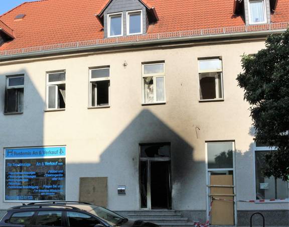 Das durch den Brand zerstörte Haus, Salzer Straße in Schönebeck. © Stadt Schönebeck Hauseingang1 ©Stadt Schönebeck