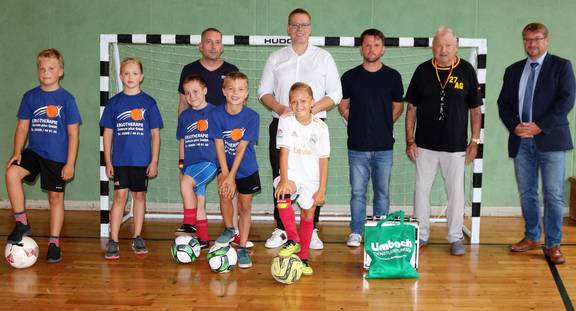 Waren bei der Übergabe dabei (v.r.): Oberbürgermeister Bert Knoblauch, Achim Görtz, Jörg Friedrich und Tino Sorge. © Stadt Schönebeck FußballtoreAGSchneiderSchule ©Stadt Schönebeck