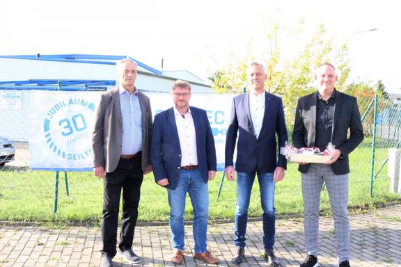 Oberbürgermeister Bert Knoblauch (2.v.l.) gratulierte Carsten Reichelt (v.l.), Kay Reichelt und Swen Kubbe zum 30-jährigen Bestehen der Firma Seiltec. © Stadt Schönebeck JubiläumSeiltec ©Stadt Schönebeck
