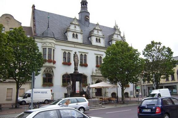 Verkehr am Schönebecker Rathaus Rathaus