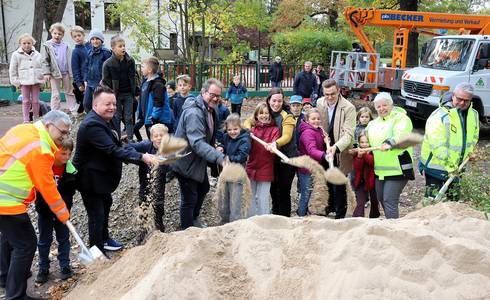 Gemeinsam mit Hortkindern der Freien Waldschule Elbenau wurde der symbolische Spatenstich vollzogen. © Stadt Schönebeck (Elbe) Gemeinsam mit Hortkindern der Freien Waldschule Elbenau wurde der symbolische Spatenstich vollzogen.