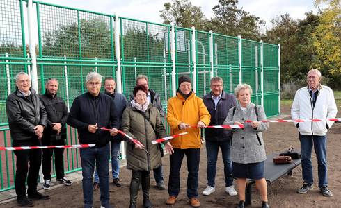 Symbolische Freigabe für den neuen Multisportplatz durch Stadträte und Stadtverwaltung. © Stadt Schönebeck (Elbe) Symbolische Freigabe für den neuen Multisportplatz durch Stadträte und Stadtverwaltung.