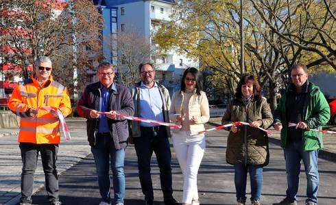 Gaben gemeinsam die Straße frei (v.l.): Thomas Iden, Geschäftsführer igt, Oberbürgermeister Bert Knoblauch, Dezernent Guido Schmidt, Julia Teige, Geschäftsführerin Stadtwerke Schönebeck GmbH, Ines Scheffler, Mitarbeiterin Sachgebiet Tiefbau, und Andreas Peters, Bauleiter Horst Grüning GmbH. © Stadt Schönebeck (Elbe) Banddurchschnitt zur Freigabe der Otto-Kohle-Straße.
