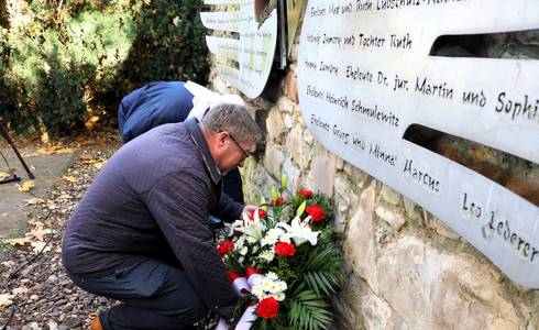 Oberbürgermeister Bert Knoblauch bei der Krankniederlegung am Mahnmal.