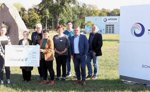 Symbolische Scheckübergabe bei Joyson Safety Systems. © Stadt Schönebeck (Elbe) Symbolische Scheckübergabe bei Joyson Safety Systems.