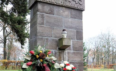 Kranzniederlegung am Mahnmal auf dem Ostfriedhof. © Stadt Schönebeck (Elbe) Kranzniederlegung am Mahnmal auf dem Ostfriedhof.