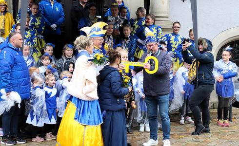Schlüsselübergabe vor dem Rathaus. © Stadt Schönebeck (Elbe) Schlüsselübergabe vor dem Rathaus.