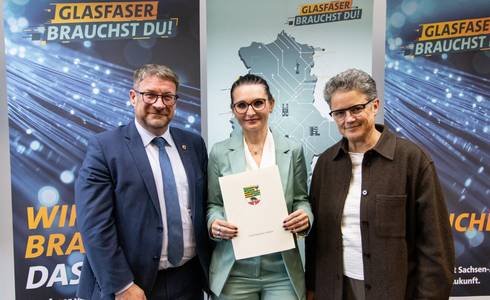 Fördermittelübergabe (v.l.): Oberbürgermeister Bert Knoblauch, Stadtwerke-Geschäftsführerin Julia Teige und Dr. Lydia Hüskens, Ministerin für Infrastruktur und Digitales. © MID Fördermittelübergabe (v.l.): Oberbürgermeister Bert Knoblauch, Stadtwerke-Geschäftsführerin Julia Teige und Dr. Lydia Hüskens, Ministerin für Infrastruktur und Digitales.