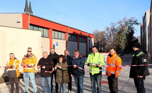 Gaben die Straße frei (v.l.): Christian Brauer (AbS-Veolia), Sascha Nichelmann (igt Ingenieurgemeinschaft Thiel), Denis Lenhart (Stadtwerke Schönebeck), Michael Gremmes, Amtsleiter Stadtplanung, Ines Scheffler, Mitarbeiterin Sachgebiet Tiefbau und Begleitung Projekt Jakobistraße, Dezernent Guido Schmidt, Oberbürgermeister Bert Knoblauch, Frank Lippold, Tobias Jacobs (beide ITB Ingenieurtiefbau) und Sachgebietsleiter Straßenverkehr Guido Schulz. © Stadt Schönebeck (Elbe) jakobi1