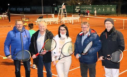 Gratulierten zu den neuen Plätzen (v.l.): Uwe Scholz, Vizepräsident Union Schönebeck, Andreas Krause, Abteilungsleiter Tennis, Stadtwerke-Geschäftsführerin Julia Teige, Oberbürgermeister Bert Knoblauch und Axel Schmidt, Präsident des Landesverbandes.