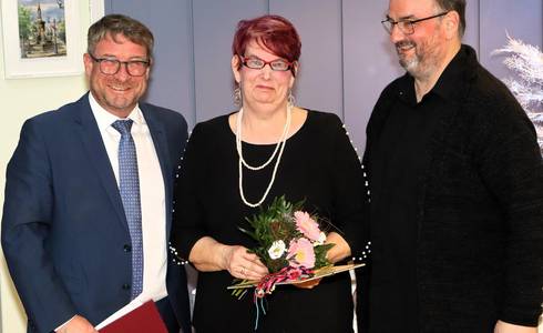 Oberbürgermeister Bert Knoblauch (l.) und Frank Schiwek vom Stadtseniorenrat zeichneten Marlis Ekrutt aus.