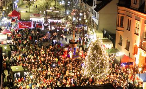 Der Marktplatz war zum Weihnachtssingen gut gefüllt.