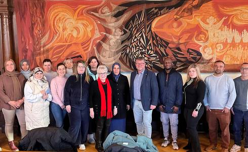 Die Deutschschüler der Kreisvolkshochschule mit Dozentin Evelyn Kaufmann und Oberbürgermeister Bert Knoblauch.