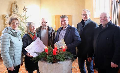 Bert Knoblauch (3.v.r.) übergab den symbolischen Scheck an (v.l.) Anngret Sternke, Karin Assel, Volkmar Assel, Stefan Goldhorn und Pfarrer Ulf Rödiger.