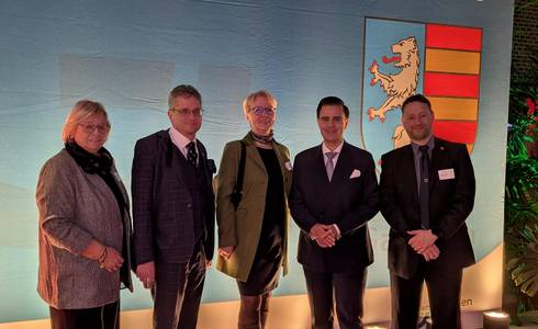 Im Auftrag des Oberbürgermeisters der Stadt Schönebeck (Elbe) nahmen Markus Baudisch, Vorsitzender des Städtepartnerschaftsvereins Schönebeck e. V., sowie Vorstandsmitglied Matthias Zander gemeinsam mit Katja Haggeney-Burmann, der Vorsitzenden des Städtepartnerschaftsvereins Garbsen, am Neujahrsempfang der Partnerstadt Garbsen teil.