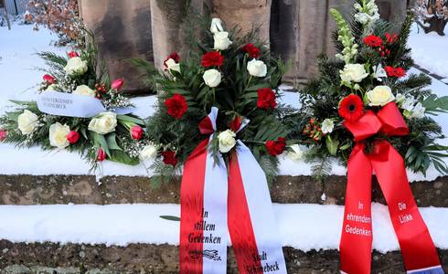 Kränze am Mahnmal Nicolaistraße zum Gedenken an die Opfer des Nationalsozialismus. © Stadt Schönebeck (Elbe) Kränze am Mahnmal Nicolaistraße zum Gedenken an die Opfer des Nationalsozialismus.