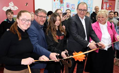 Scherenschnitt für den "FreiRaum" (v.l.): Schulleiterin Claudia Lede, Oberbürgermeister Bert Knoblauch, Schulsprecherin Angel Knoche, Landrat Markus Bauer und Angelika Wolters, schulfachliche Referentin des Landesschulamtes.