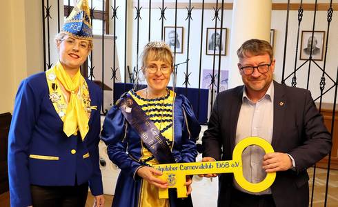 Präsidentin Sandra Kalusche und Prinzessin Iris I. geben den Schlüssel an Oberbürgermeister Bert Knoblauch zurück.