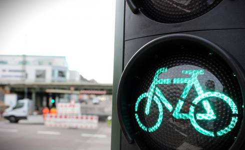 Radfahrampel und Bahnbrückental.