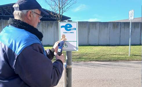 Pflegearbeiten an den Wegweisern