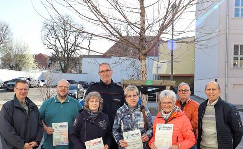 Waren bei der symbolischen Übergabe dabei (v.l.): Schönebecker stellvertretender Oberbürgermeister Uwe Scholz, Matthias Menzel, Christiane Richter, René Zander, Britta Meldau, Elke Lindemann, Frank Rüchardt und Frank Wedekind.
