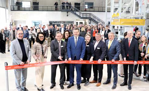 Scherenschnitt mit Ministerpräsident für die feierliche Eröffnung von Coroplast.