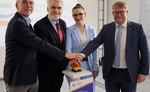 Drückten gemeinsam auf den Buzzer zum Start der Motoren (v.l.): Thomas Bolz, Armin Willingmann, Julia Teige und Bert Knoblauch.