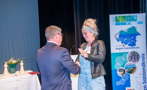 Oberbürgermeister Bert Knoblauch gratuliert Sandy Schützmannsky aus Schönebeck. © Fotostudio Creativ Bernburg Oberbürgermeister Bert Knoblauch gratuliert Sandy Schützmannsky aus Schönebeck.