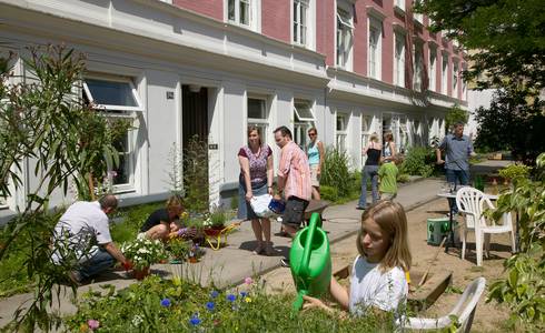 Nachbarinnen und Nachbarn in Hamburg-Eppendorf sorgen für einen blühenden Hinterhof.