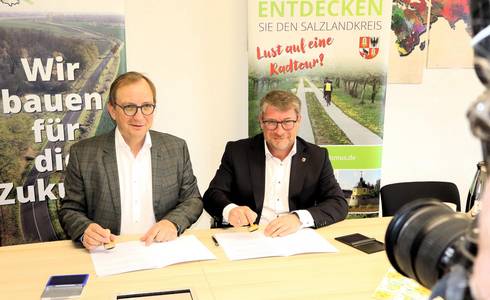 Landrat Markus Bauer und Oberbürgermeister Bert Knoblauch bei der Unterzeichnung der Vereinbarung.