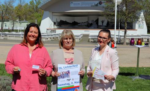 Jessika Rogat, Sibylle Schulz und Julia Teige präsentieren das 26. Lichterfest im Kurpark.