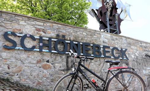 Fahrrad vor Schriftzug Schönebeck und Salzblume.