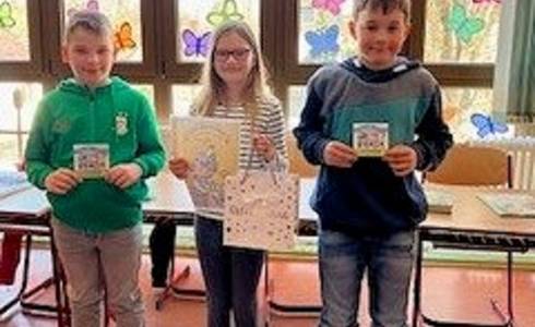 Hanna Lattki (M.) gewann beim Vorlesewettbewerb der Grundschule Plötzky. Mit auf dem Bild sind Henry und Hannes.