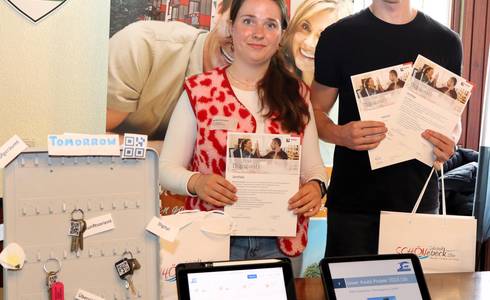 Die Auszubildenden der SWB, Marlene Schreiber und Levin Glöckner, präsentierten die Digitalisierung der Schlüsselausgabe.