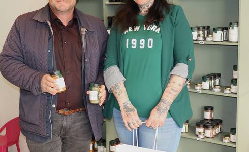 Oberbürgermeister Bert Knoblauch gratulierte Eileen Haltenhof zur Eröffnung des Gewürzladens.