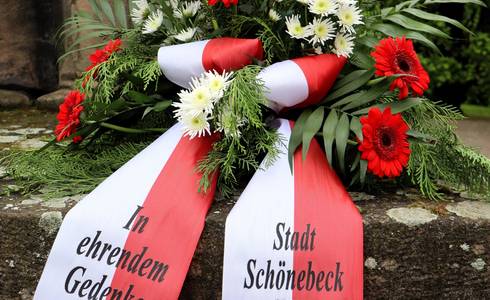 Kranz am Mahnmal Nicolaistraße.