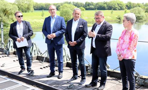 Oberbürgermeister Bert Knoblauch (2.v.r.) freute sich über die zusätzlichen Mittel für die Region. © Stadt Schönebeck (Elbe) Oberbürgermeister Bert Knoblauch (2.v.r.) freute sich über die zusätzlichen Mittel für die Region.