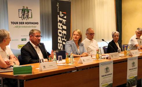 Schönebeck Oberbürgermeister Bert Knoblauch (2.v.l.) bei der Pressekonferenz.