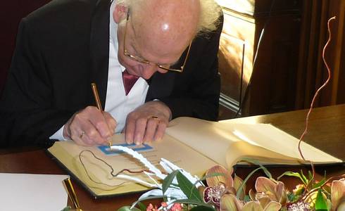 Dario Malkowski beim Eintrag ins Ehrenbuch der Stadt Schönebeck (Elbe). © Stadt Schönebeck (Elbe) Dario Malkowski beim Eintrag ins Ehrenbuch der Stadt Schönebeck (Elbe).